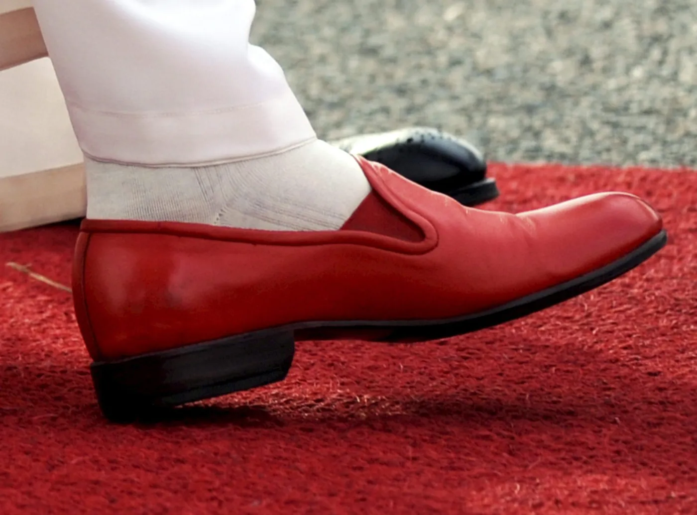 2520989-czerwony-but-benedykta-xvi-sfotografowany.jpg