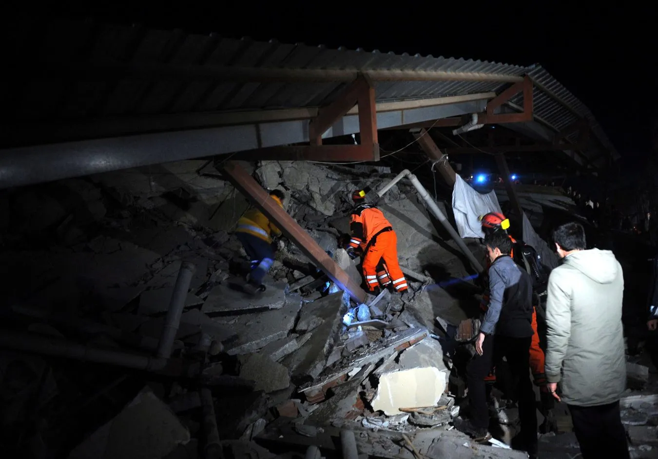 Rośnie liczba ofiar śmiertelnych trzęsienia ziemi w Turcji