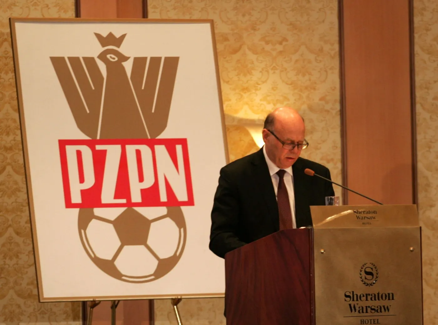 Lato: Orzełek w centralnym punkcie koszulki