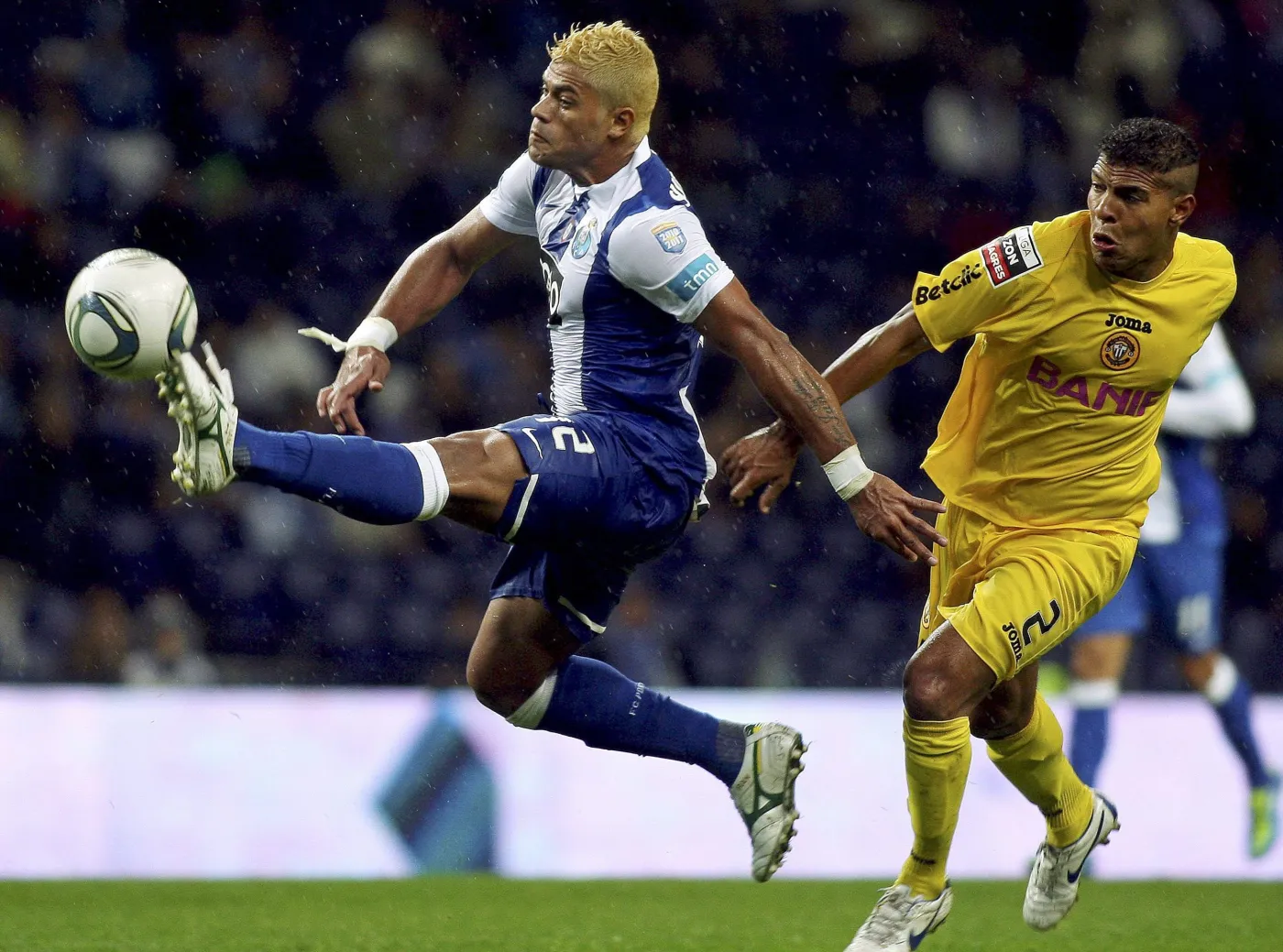 Piłkarz dostał 50 tys. euro za ufarbowanie włosów