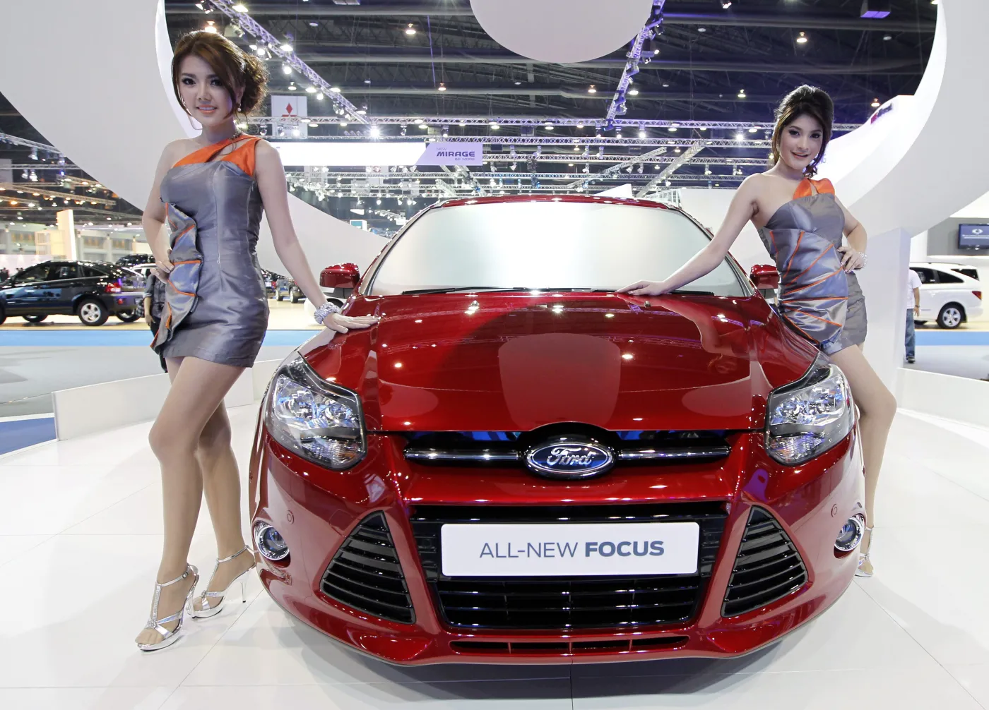 Tajskie ślicznotki i cuda na czterech kołach. Zobacz zdjęcia z Bangkoku