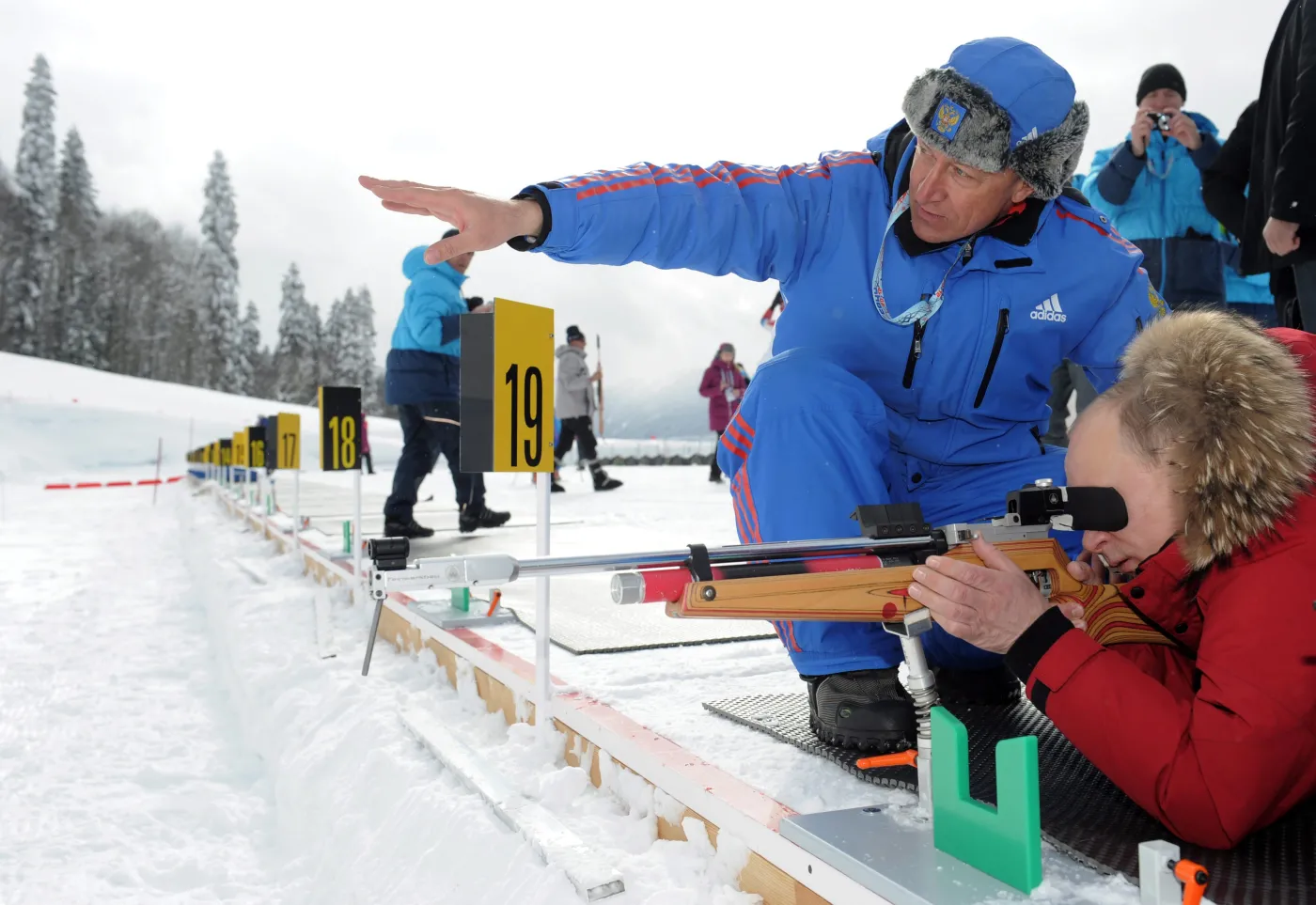 3202501-wladimir-putin-na-strzelnicy-biathlonowej.jpg