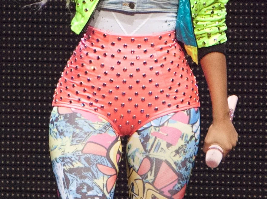 Zachwiane proporcje: Nicki Minaj epatuje sztucznym ciałem