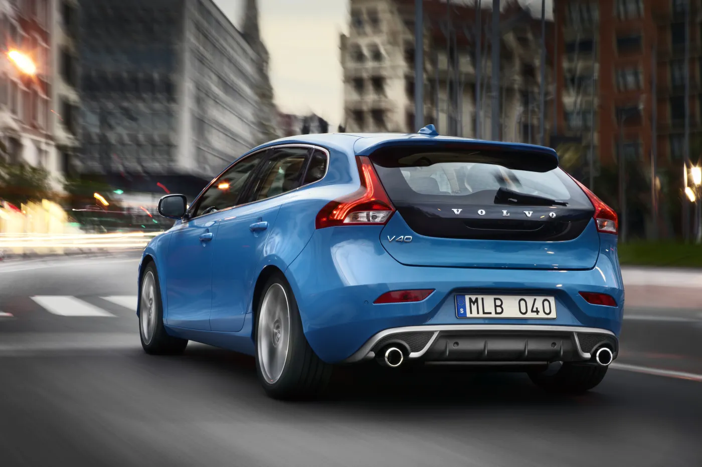 4026540-volvo-v40-5.jpg
