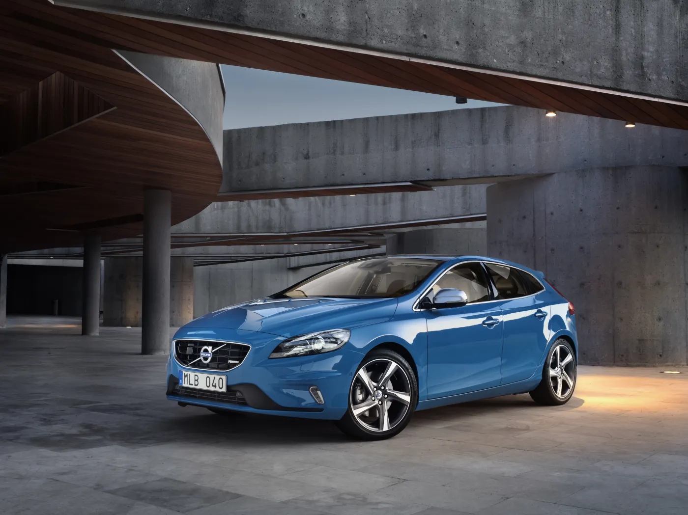 4026569-volvo-v40-8.jpg