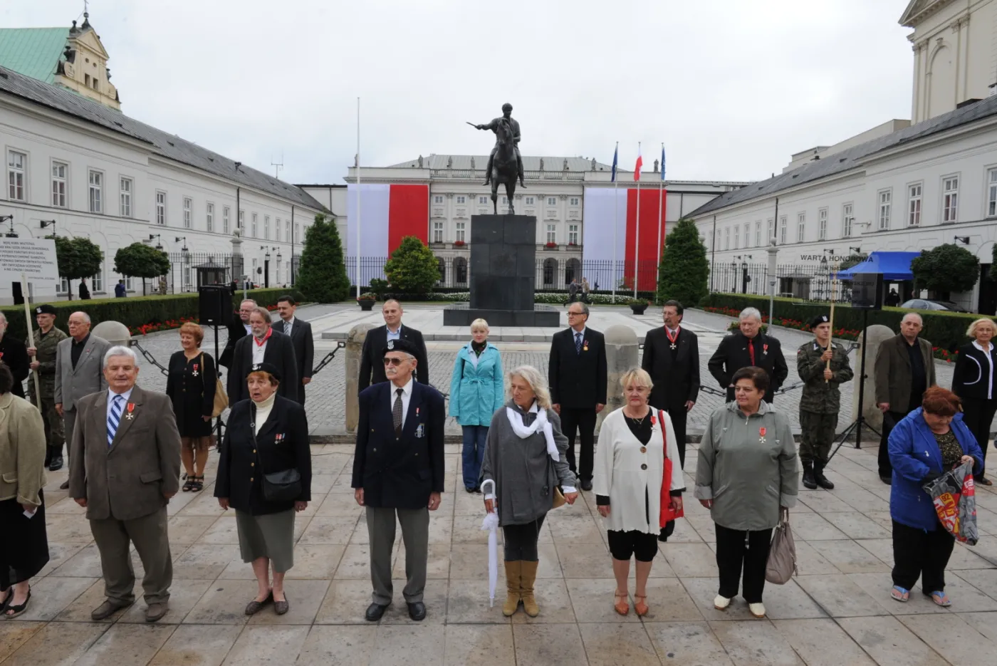 3907413-warta-honorowa-przed-palacem-prezydenckim.jpg