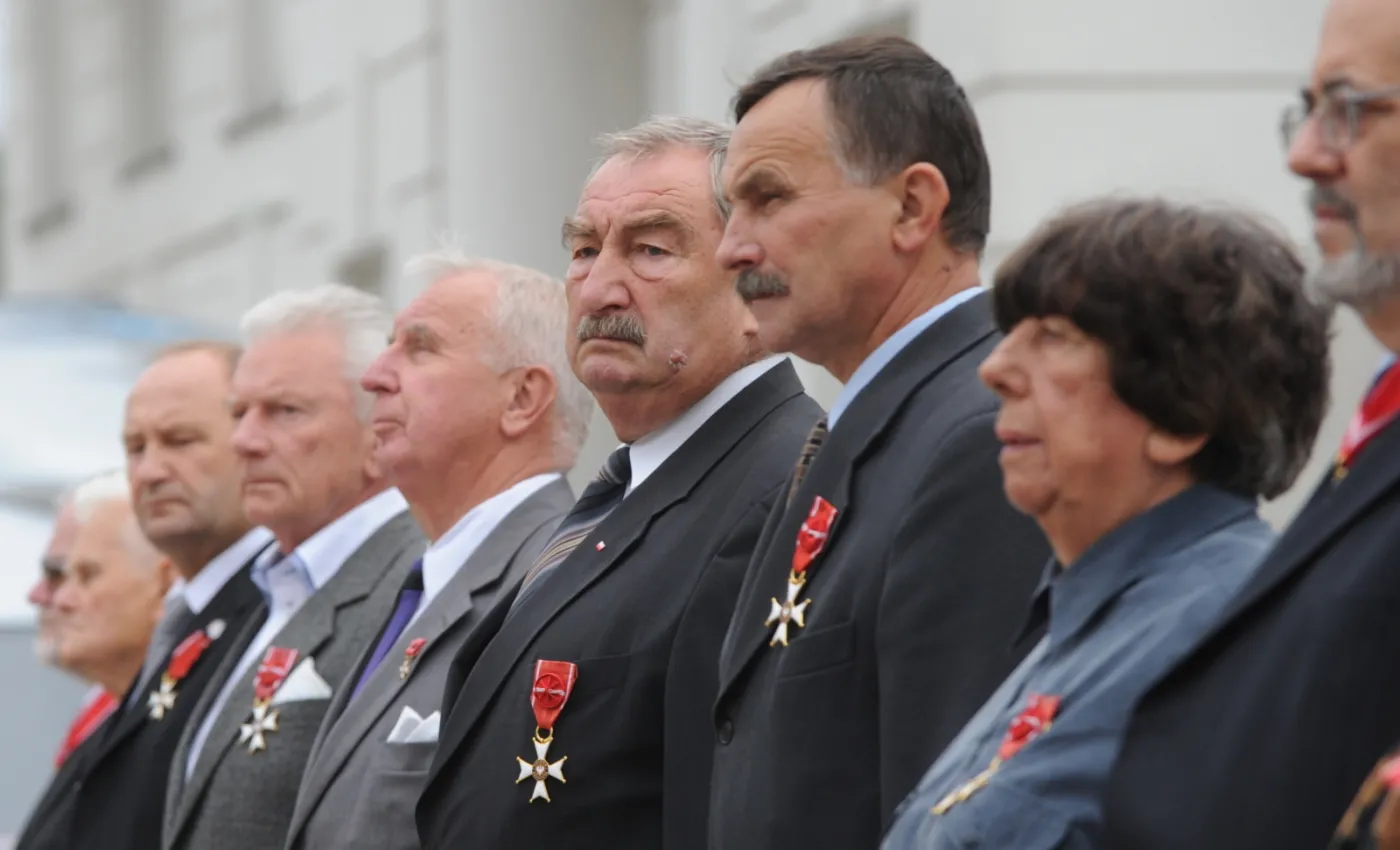 3907384-warta-honorowa-przed-palacem-prezydenckim.jpg