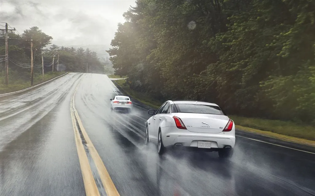 3924188-jaguar-xf-i-xj-z-napedem-na-cztery-kola-3.jpg