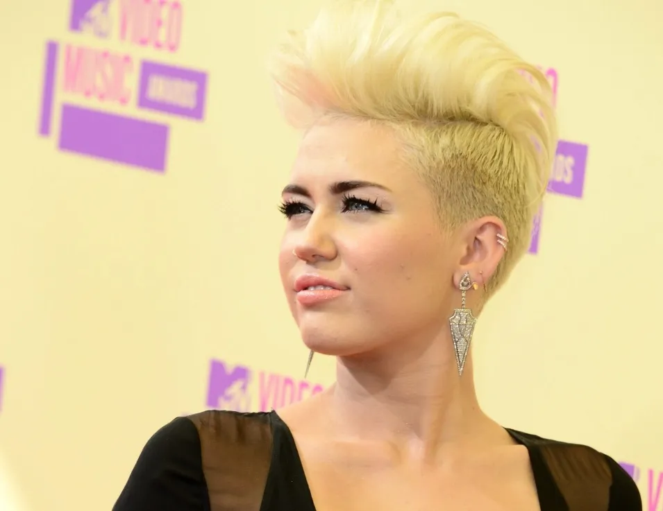 Miley Cyrus w nowym wcieleniu zapowiada: najpierw płyta, potem ślub
