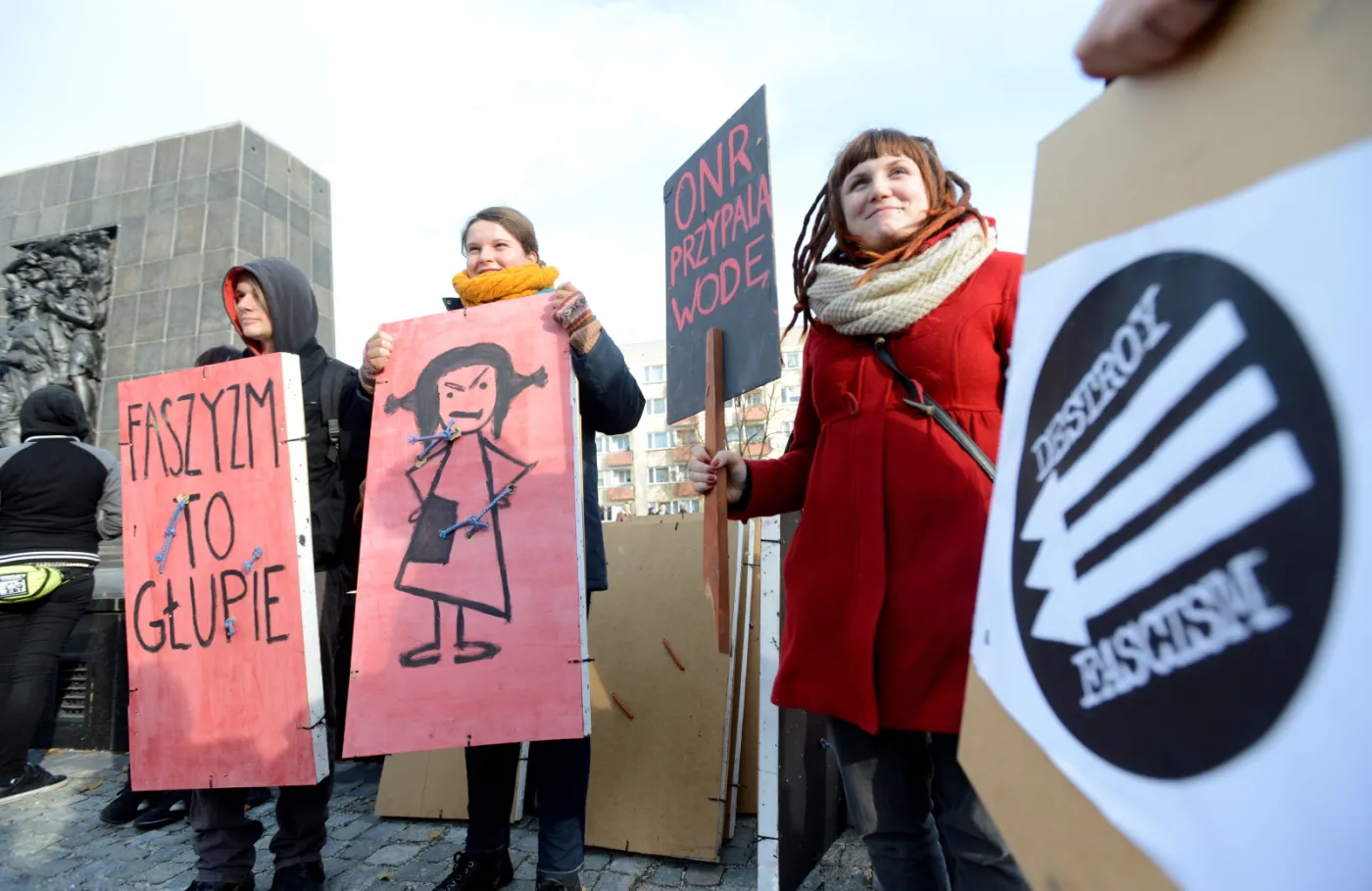 4259659-uczestnicy-demonstracji-antyfaszystowskiej.jpg