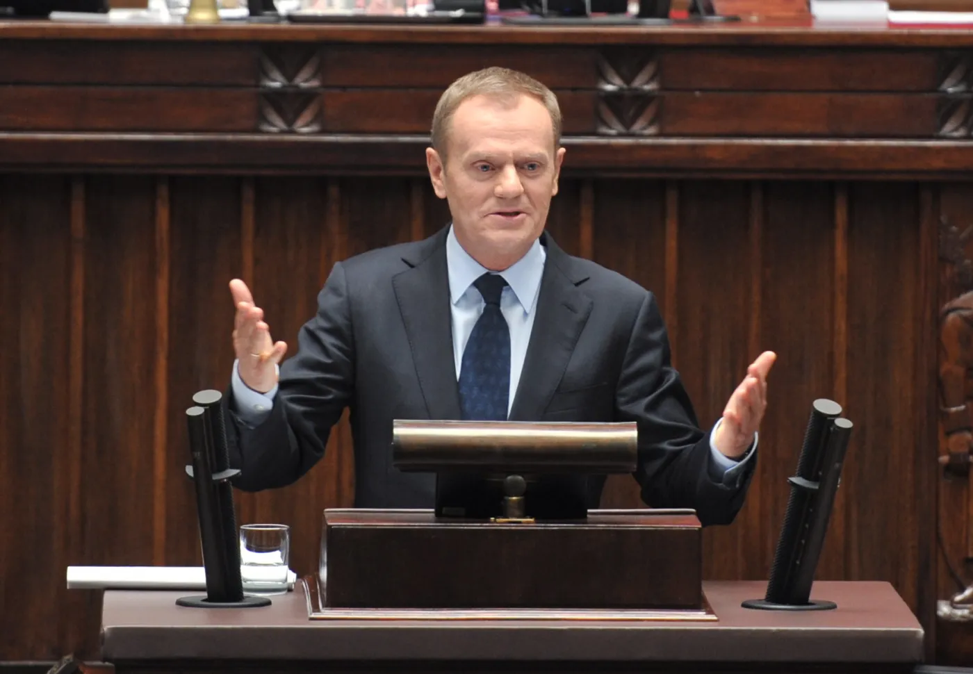 Ekonomiści krytykują Tuska: Powinien oszczędzać, nie wydawać