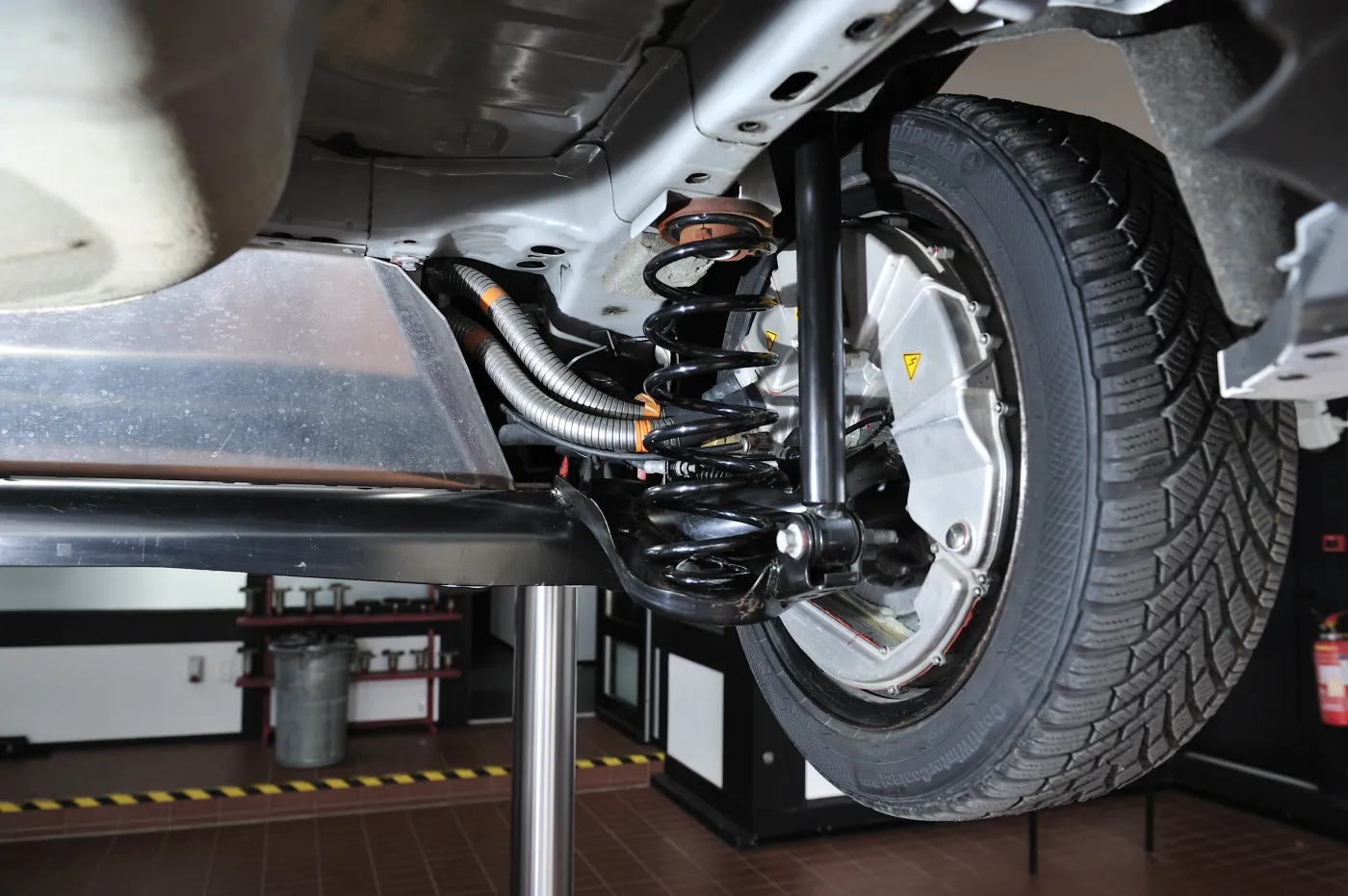 Wymyślili koło od nowa i samochód pojedzie w... bok! Zobacz wynalazek Forda