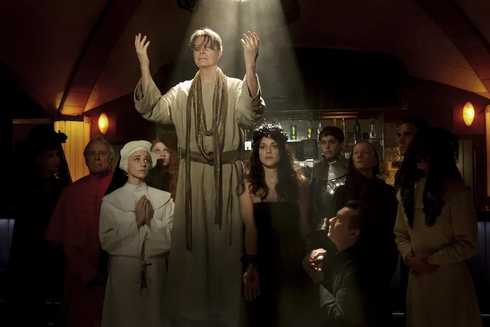 Ksiądz Oldman, stygmatyczka i nagie piersi - Bowie zablokowany w dniu premiery!