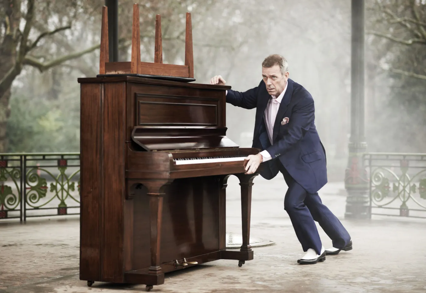 Dr House leczy bluesem - Hugh Laurie w Polsce i na nowych ZDJĘCIACH!