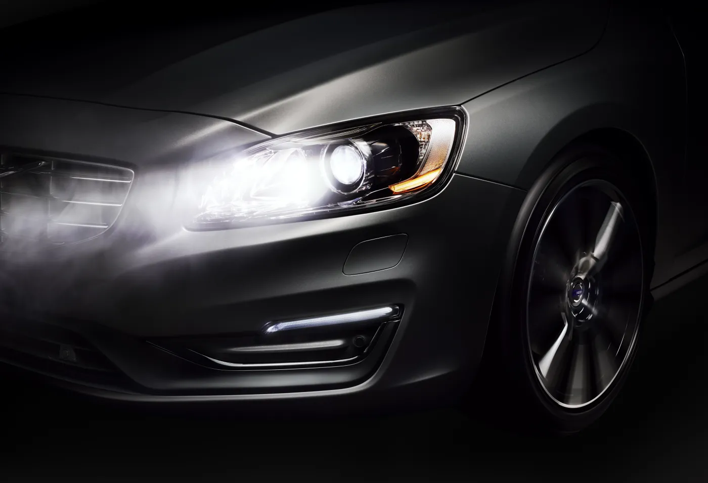 Koniec z mruganiem długimi światłami! Nowy system Volvo Active High Beam Control na zdjęciach