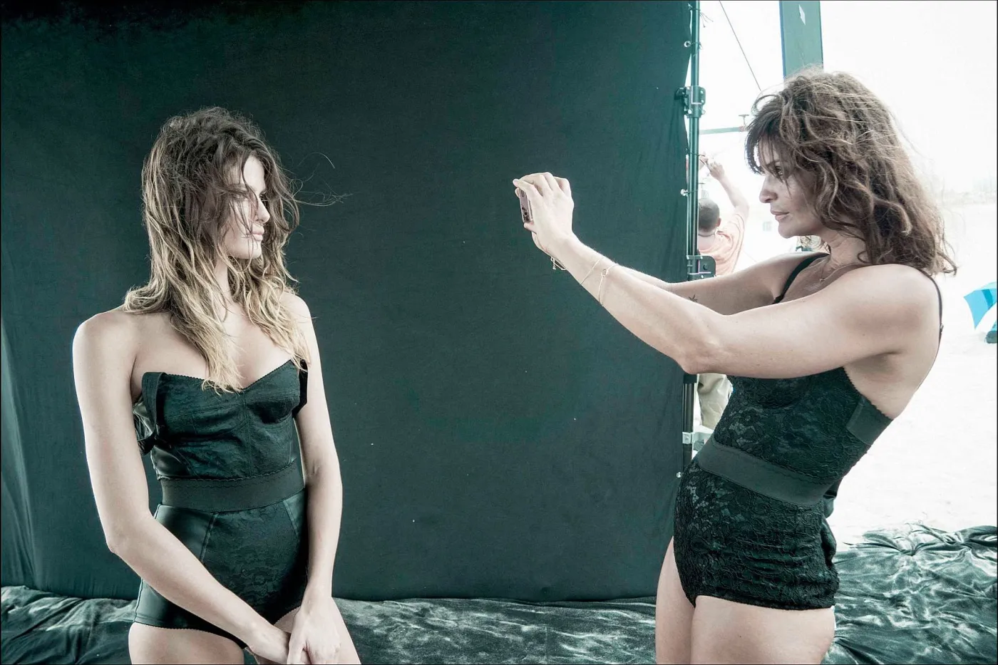 5314514-pirelli-behind-the-scenes-vogue-14aug13-pr-2.jpg