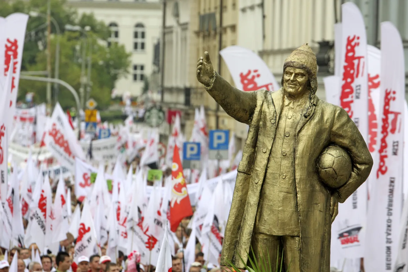 Pomnik Donalda Tuska podczas manifestacji w Warszawie
