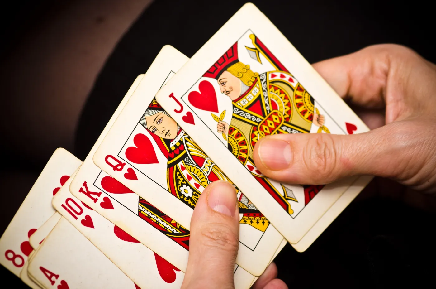 Klasyczna rozrywka łącząca pokolenia. Oto najlepsze gry karciane dla dzieci