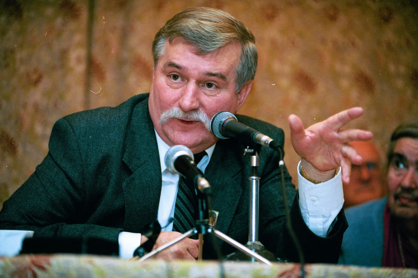 5461939-lech-walesa.jpg