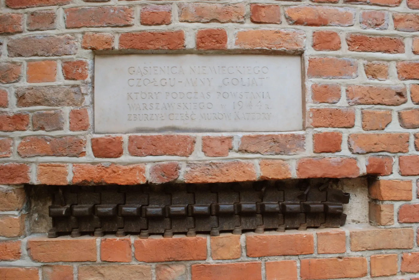 5191439-tablica-na-scianie-bazylika-archikatedralna.jpg