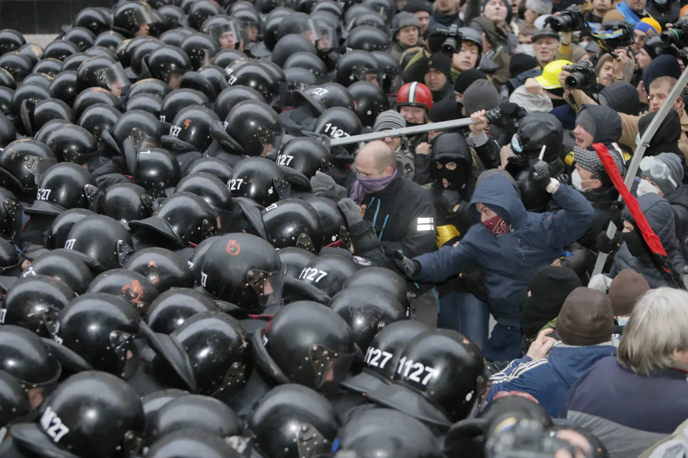Starcia demonstrantów z funkcjonariuszami w Kijowie