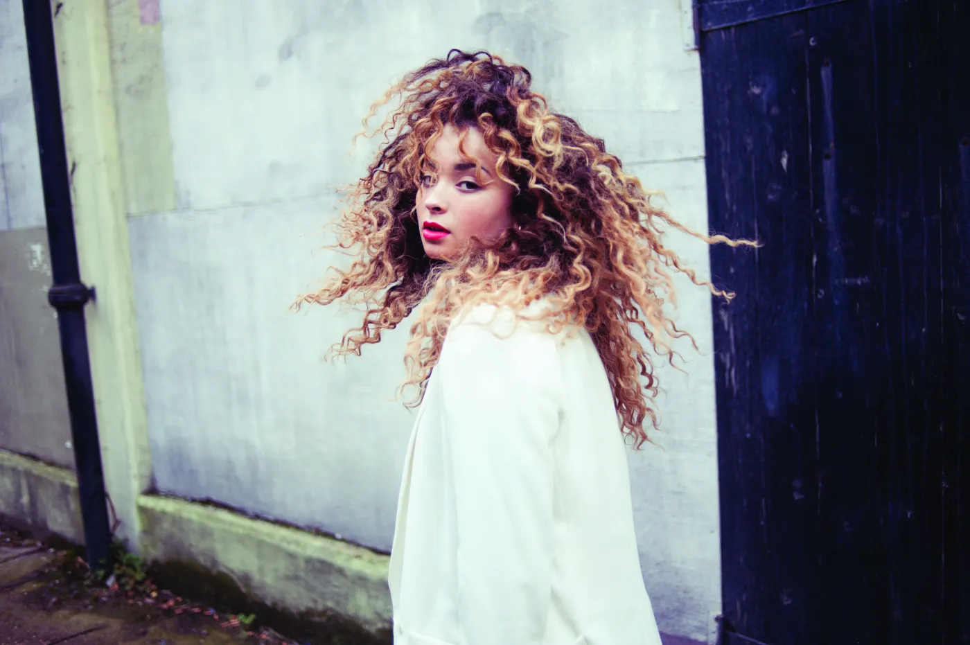 5828843-ella-eyre.jpg