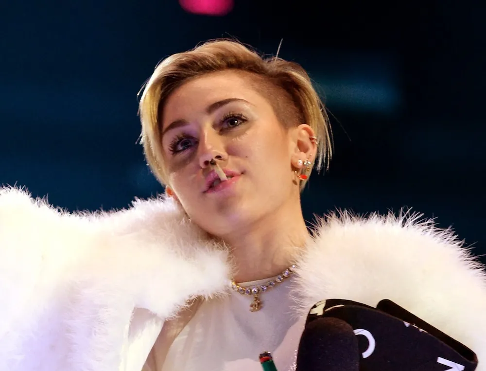 Miley Cyrus, joint w ustach i kolejny skandal na MTV EMA 2013 - ZDJĘCIA!