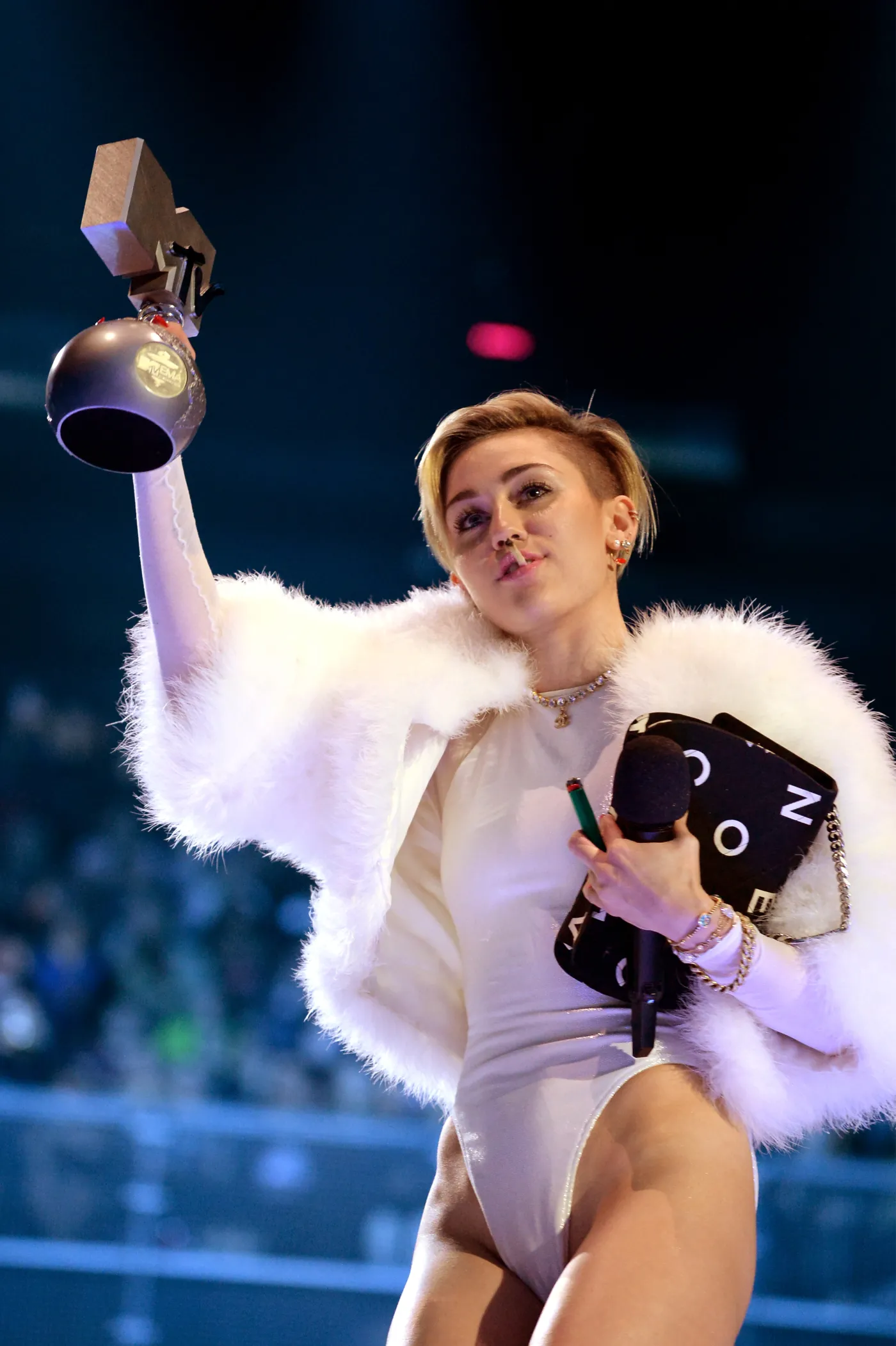 5618559-miley-cyrus.jpg