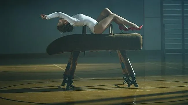 Kylie przegięła? Fani oburzeni erotycznym "Sexercize" [ZDJĘCIA]