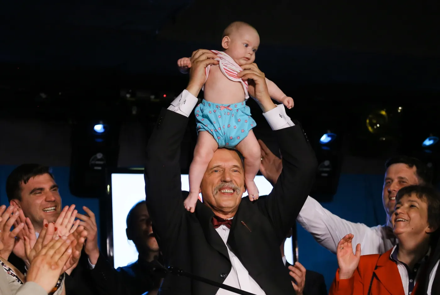 Wybuch radości Korwin-Mikkego, powściągliwy Tusk. Wieczory wyborcze na ZDJĘCIACH