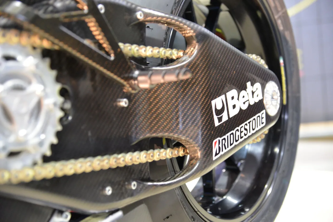 Najpierw produkowali broń, teraz stworzyli niezwykły motocykl! Sarolea SP7. Pierwsze zdjęcia