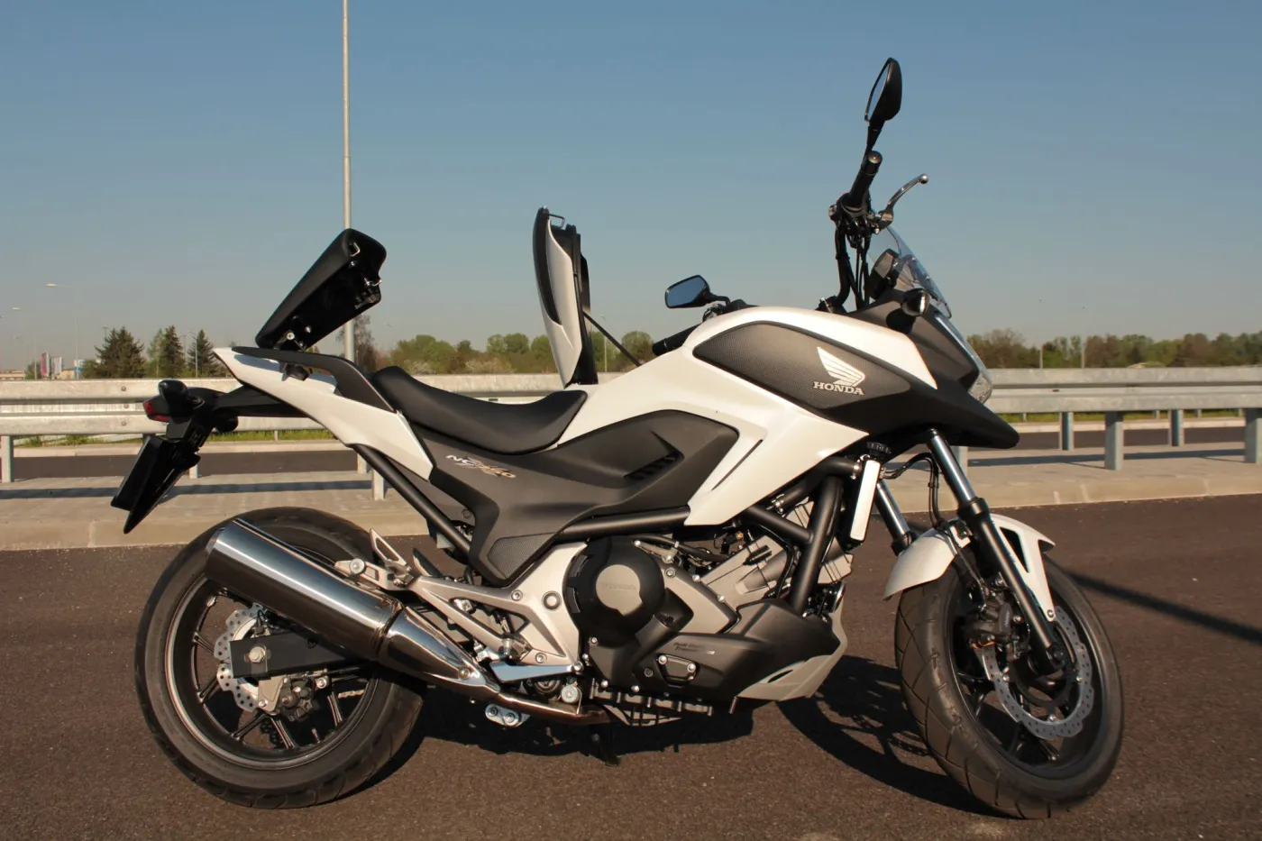 Japoński motocykl z... połową silnika samochodowego, czyli honda NC750. ZDJĘCIA