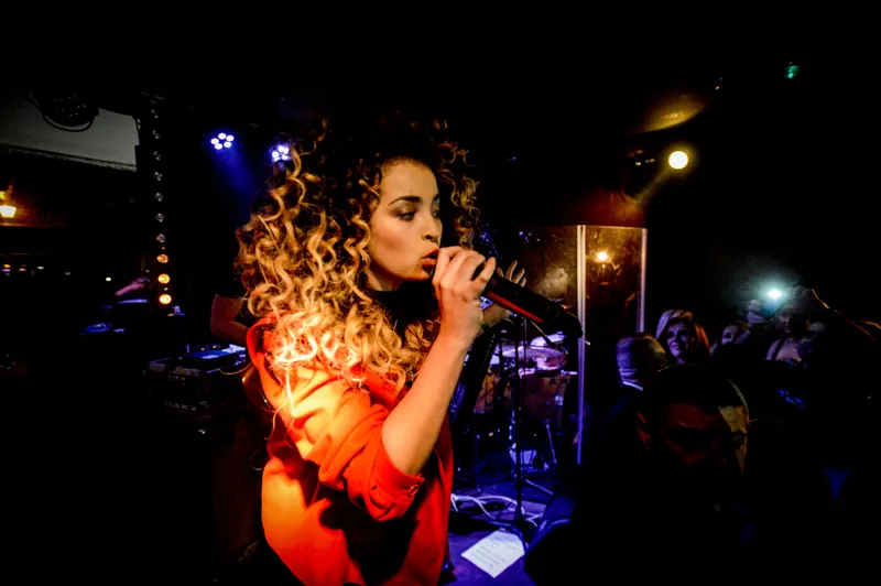 Burza loków i talent. Zjawiskowa Ella Eyre w Warszawie [ZDJĘCIA]