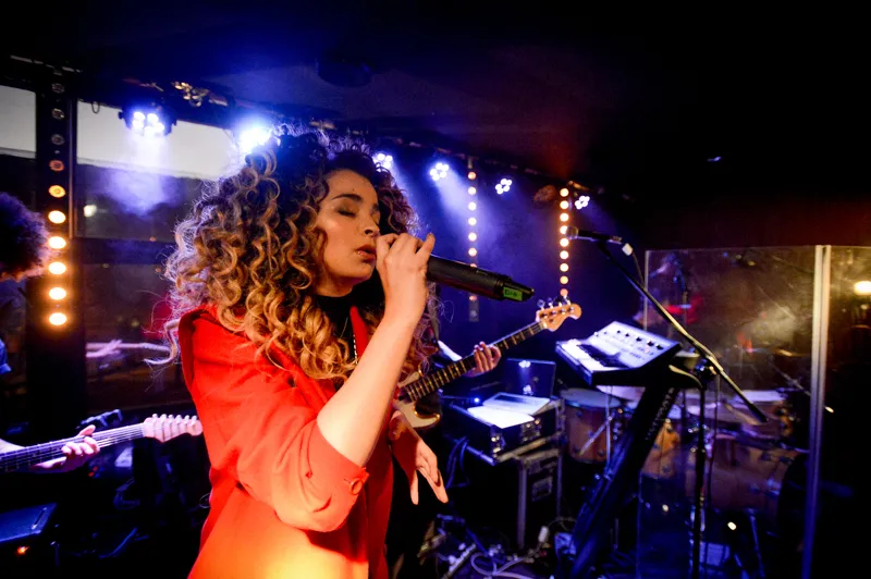 6007266-ella-eyre.jpg