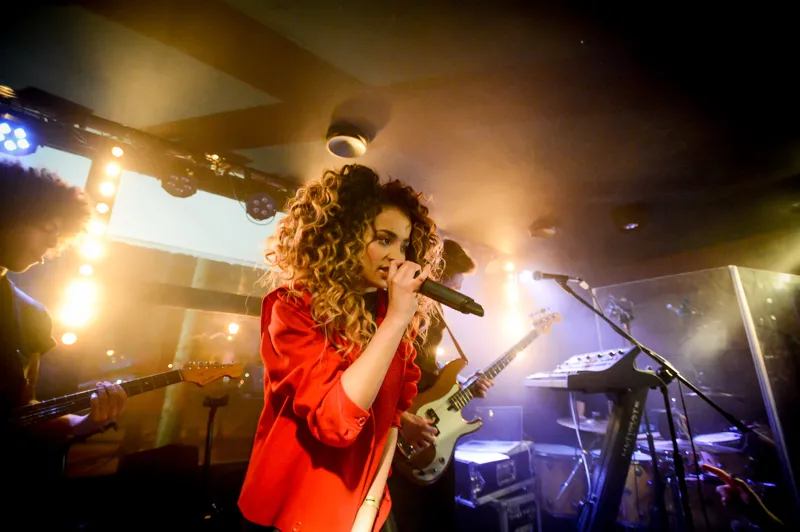 6007293-ella-eyre.jpg