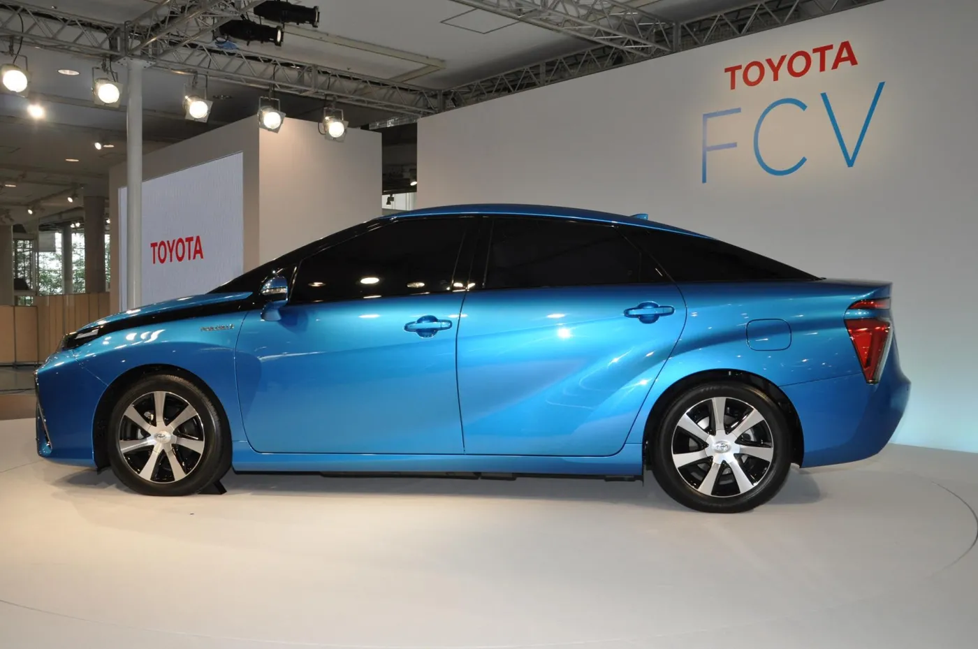 6557613-toyota-fcv.jpg