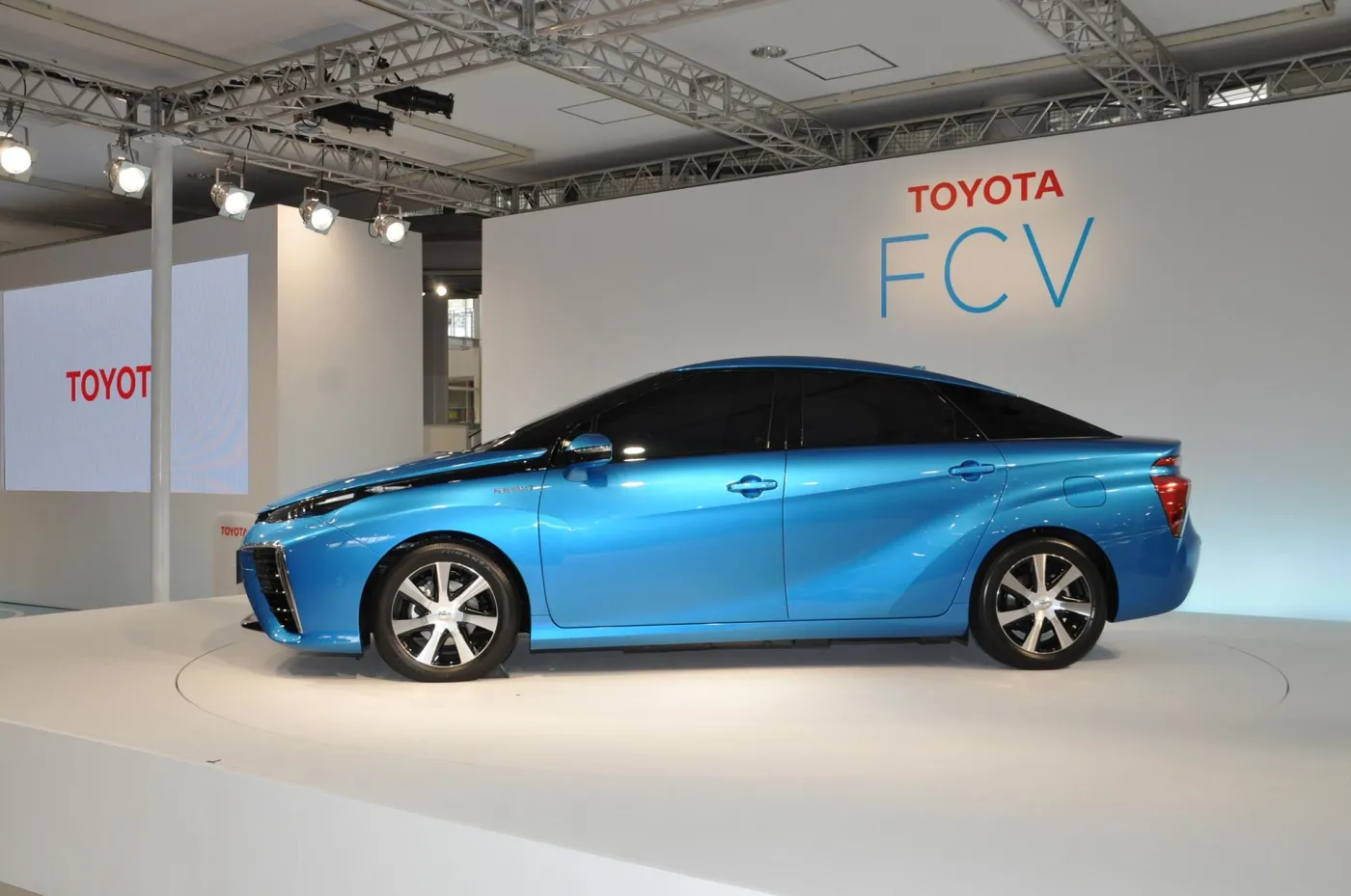 6557671-toyota-fcv.jpg