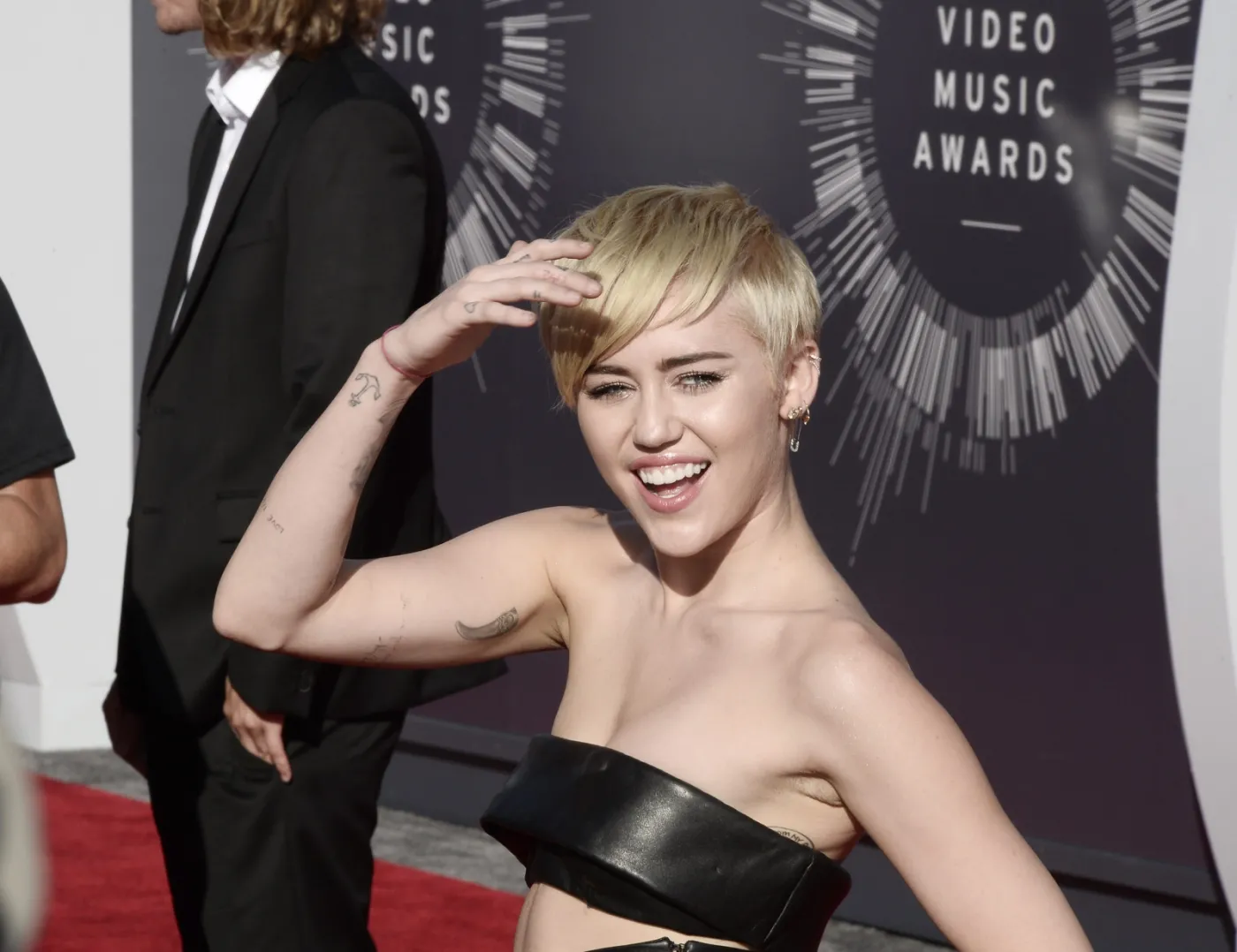 6712912-miley-cyrus.jpg