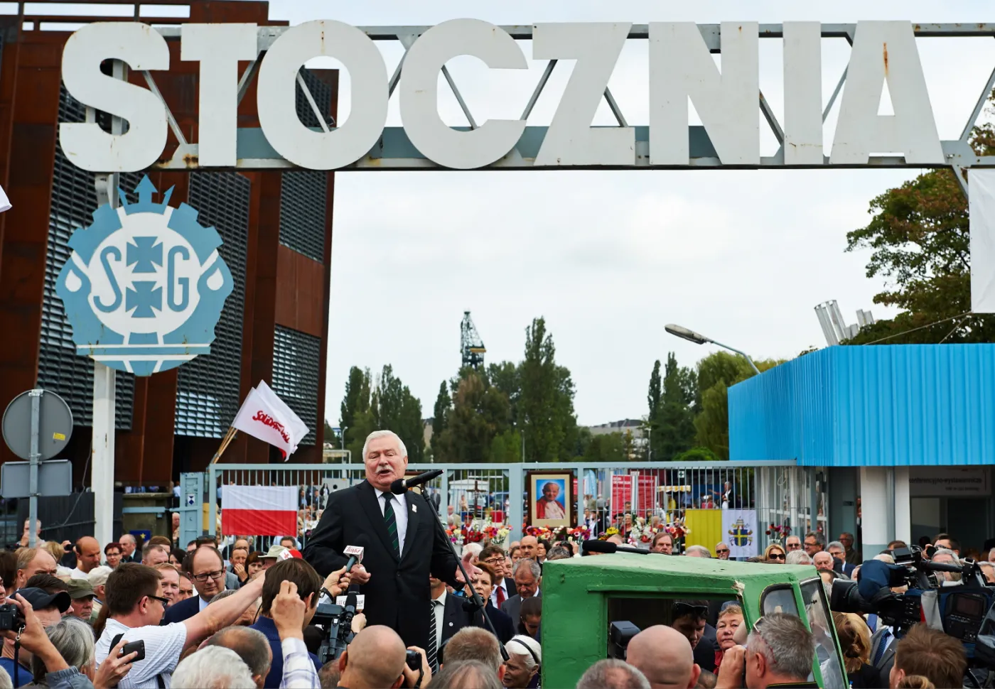 6736974-lech-walesa.jpg