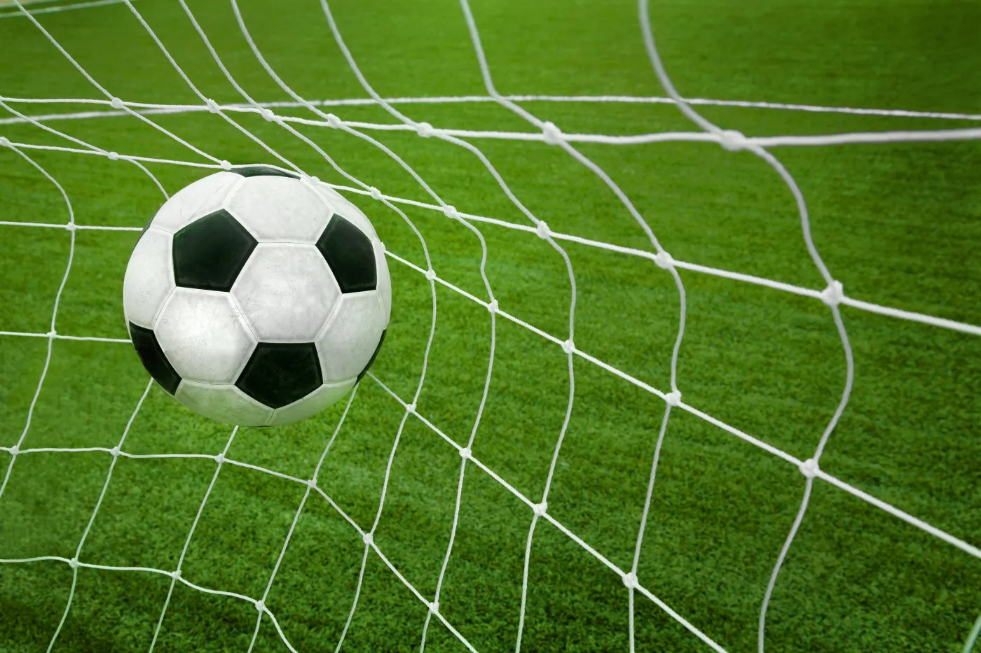 Słynny angielski piłkarz na... paczkach papierosów