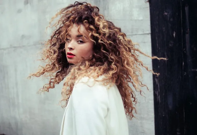 Niesamowita Ella Eyre chodzi po ścianach – zobacz!
