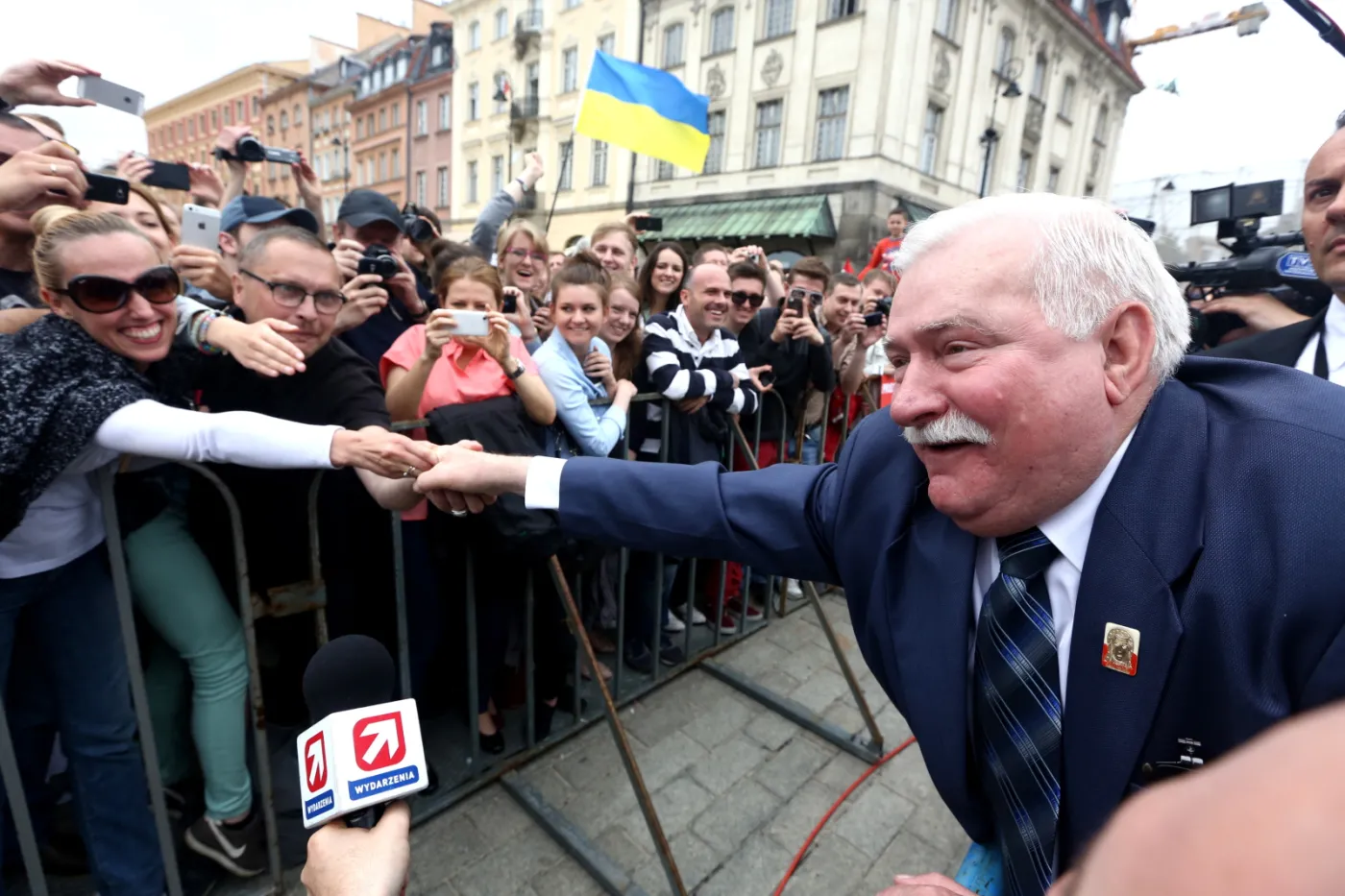 Słitfocie i uściski. Wałęsa brylował na Placu Zamkowym. ZDJĘCIA
