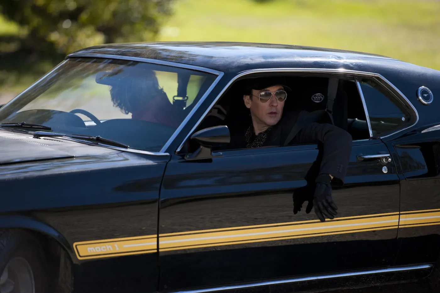 "Drive Hard": Sztuczna sztuczność