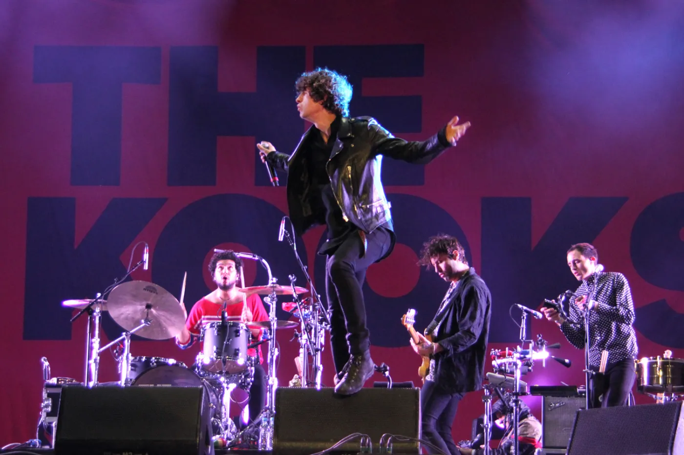 6432316-the-kooks.jpg