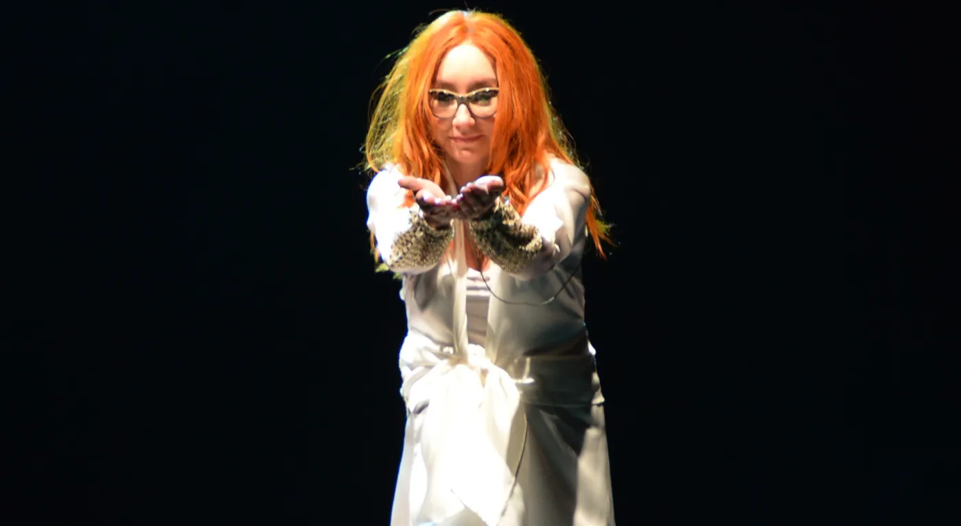 6418156-tori-amos.jpg