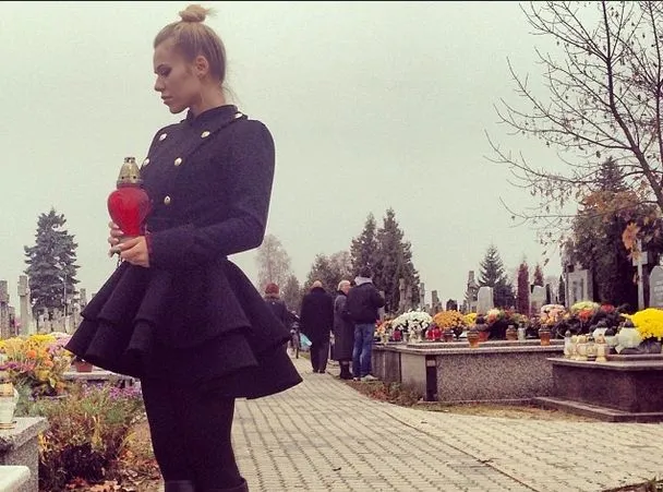 Doda na cmentarzu / zdjęcie z oficjalnego profilu Dody na Instagramie