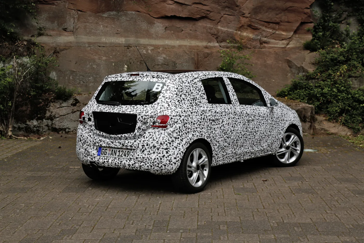 6474941-opel-corsa.jpg