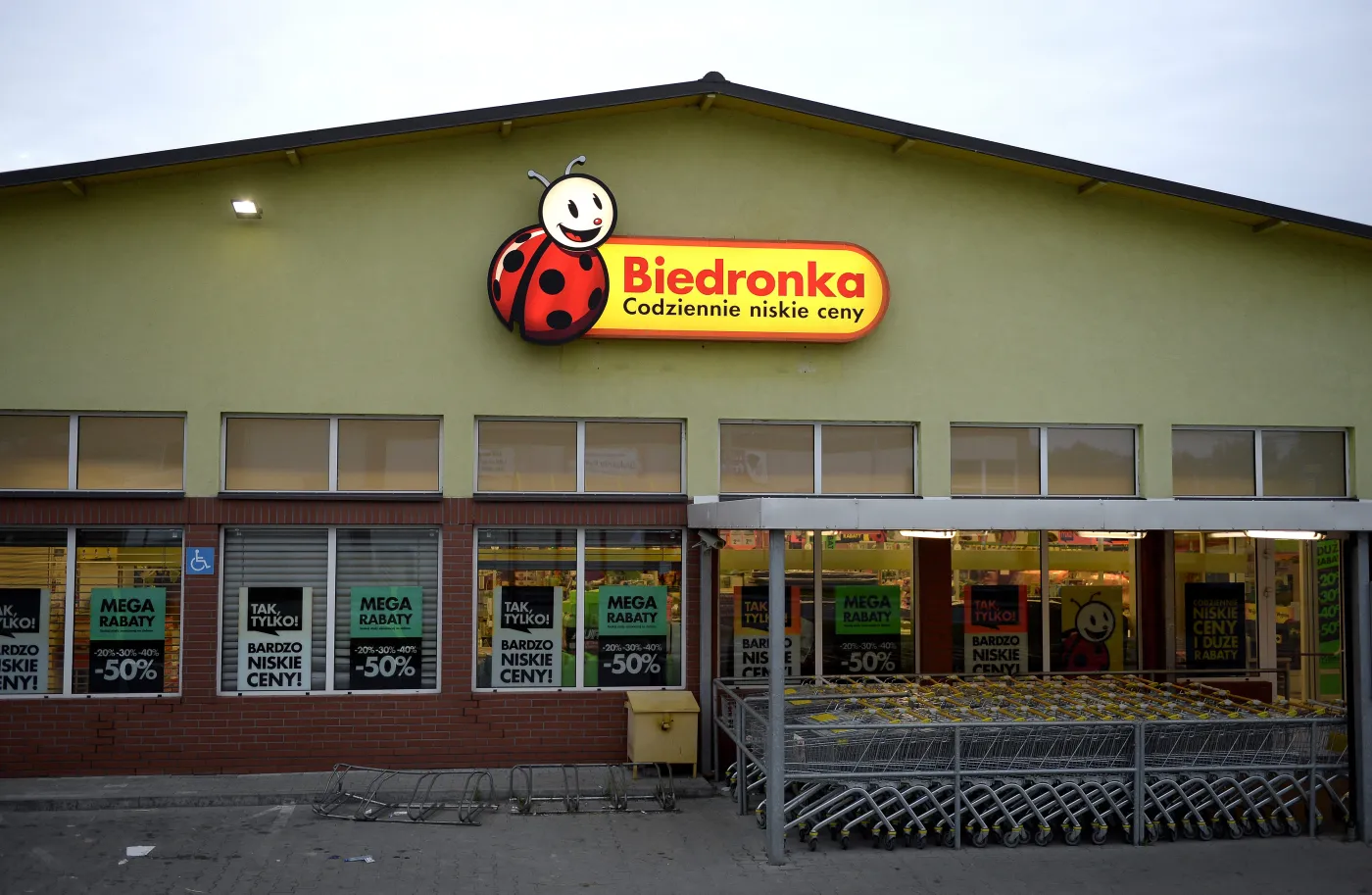 Biedronce wiedzie się kiepsko. Uratowały ją płatności kartami