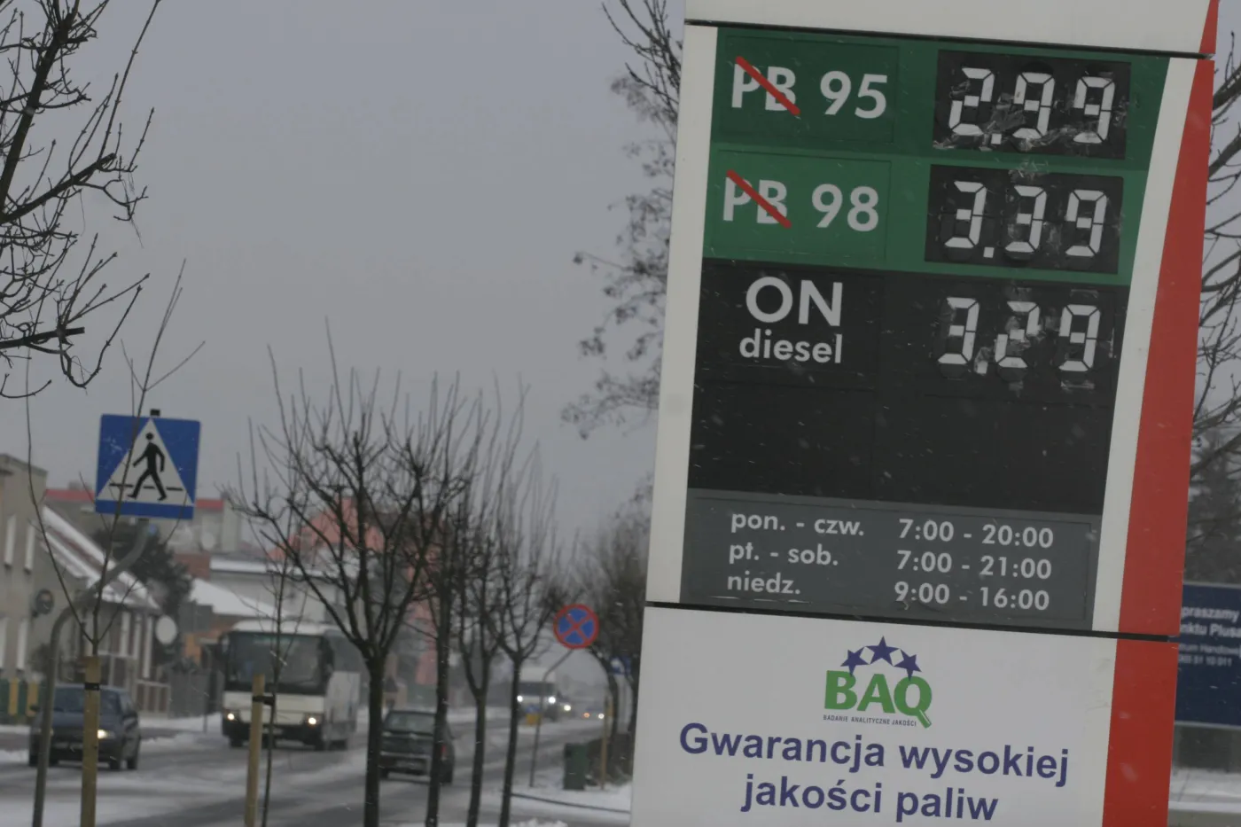 Tusk zgadzał się na paliwo po 7 zł? Hofman tankował drogą benzynę na pokaz. Przegląd cen od 2005 roku