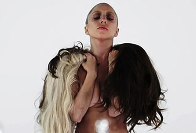 Lady GaGa topless i bez włosów: Wasze serce wypełnia próżność, moje szaleństwo [ZDJĘCIA]